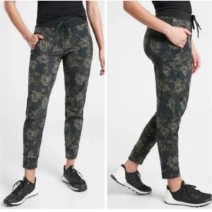 Athleta Trekkie North Printed Jogger Size 2
